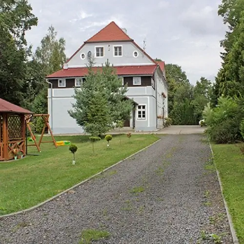 Dw&oacute;r "Zacisze" - wjazd