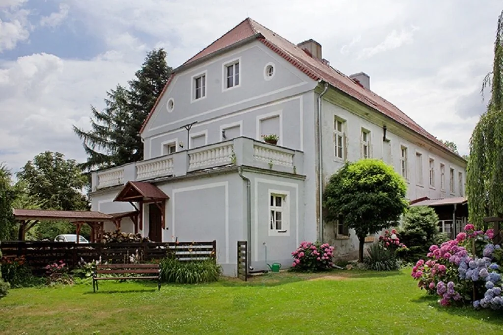 Dw&oacute;r "Zacisze" - ogr&oacute;d