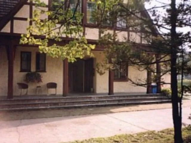 Ośrodek Wypoczynkowy Ż&oacute;łty Dworek Mielno Świerczewskiego 24