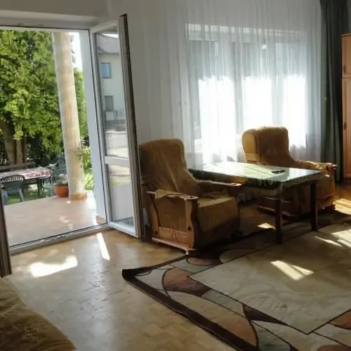 Pok&oacute;j 1 z wyjściem na taras i do ogrodu
