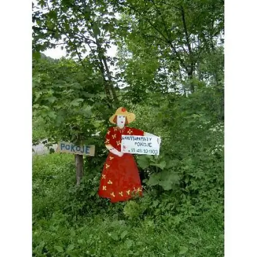 Baba oczekująca na gości na podjeżdzie do posiadłości.