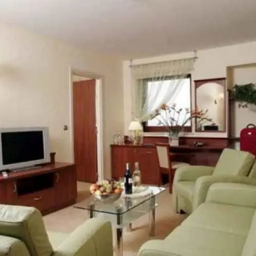 Hotel ***+ z Centrum Rehabilitacyjnym Malinowy Zdr&oacute;j - Solec SPA Solec-Zdr&oacute;j Leśna 7