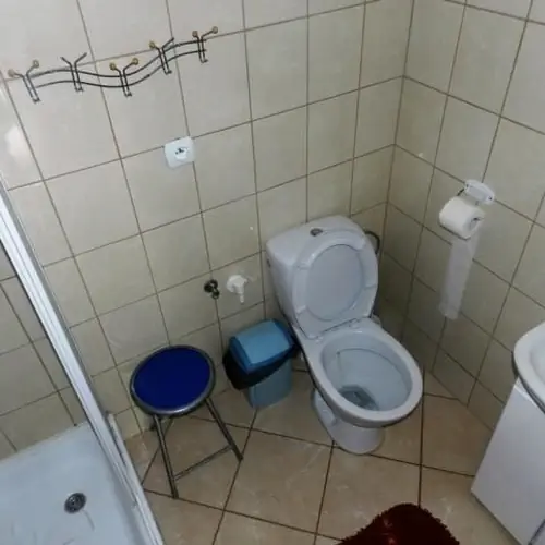 łazienka w pokoju dwuosobowym