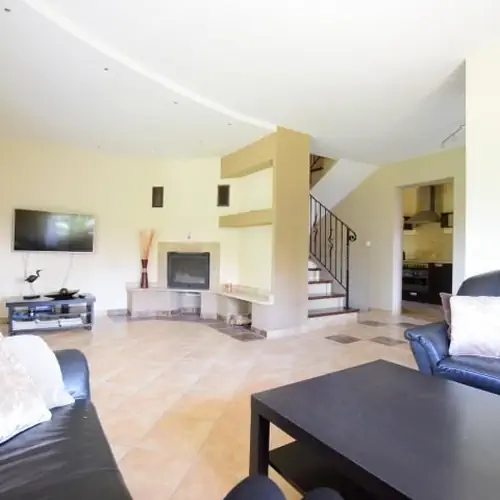 część wypoczynkowa z kominkiem