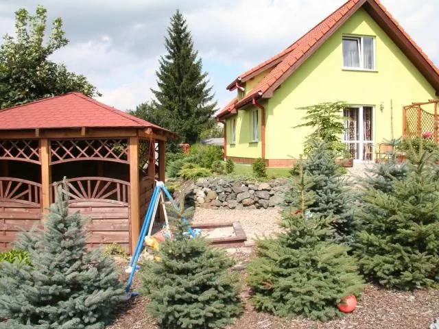 ALTANA OGRODOWA I MIEJSCE DO ZABAWY DLA DZIECI