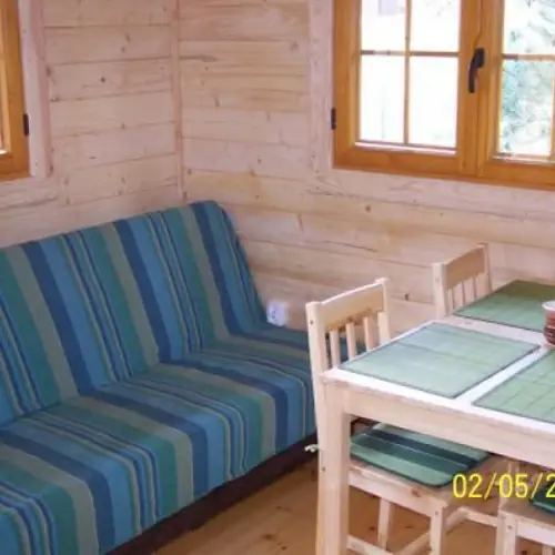 na dole pokoj jadalny z dwuosobowa wersalka