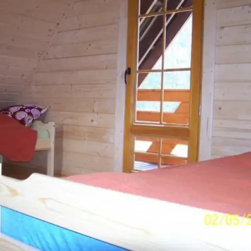 na gorze sypialnia z dwoma pojedynczymi tapczanami (mozliwosc dostawienia dwuosobowego dmuchanego materaca)