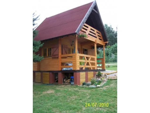 pod domkiem  drewno na ognisko