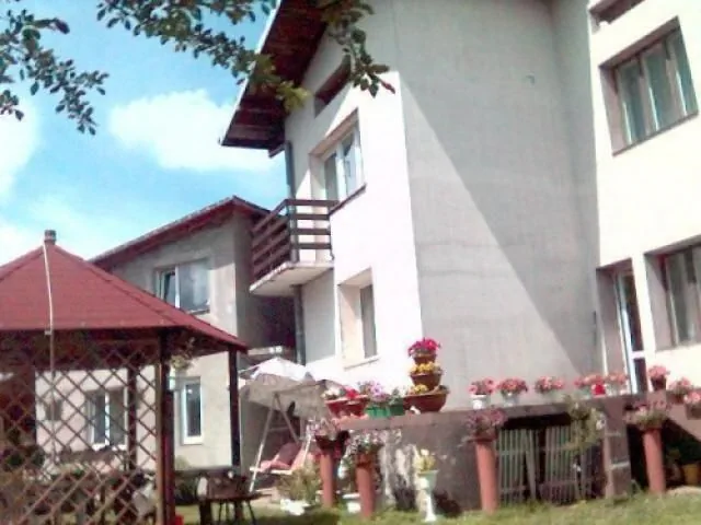 W głębi widoczny hotelik z kwaterami oraz miejsce do odpoczynku i grilowania