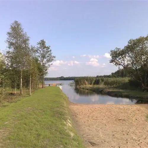 plaża i port nad jeziorem