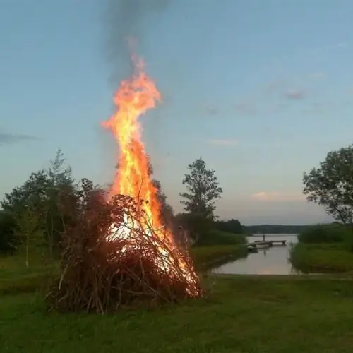 ognisko nad jeziorem