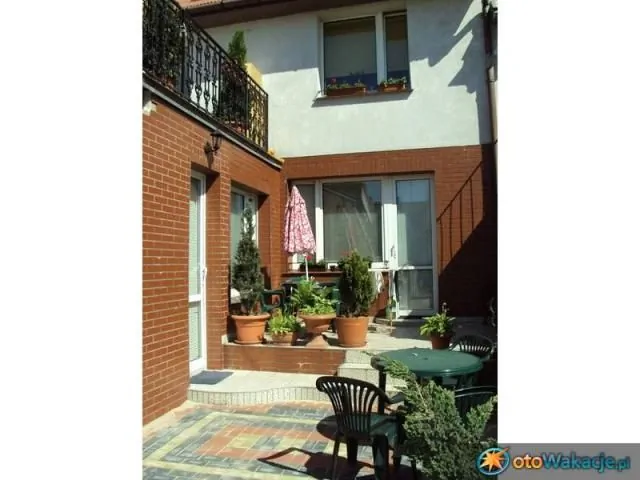 Zdjęcie głowne-widok wyjść z pokoi i niskich taras&oacute;w.