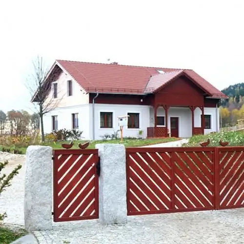 Parking i wejście frontowe budynku