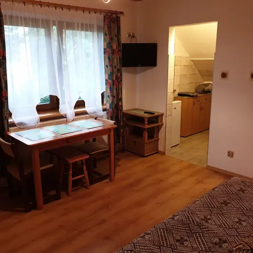 pok&oacute;j nr 4 typu studio (2-5 osobowy) pok&oacute;j dzienny, sypialnia, aneks kuchenny i łazienka