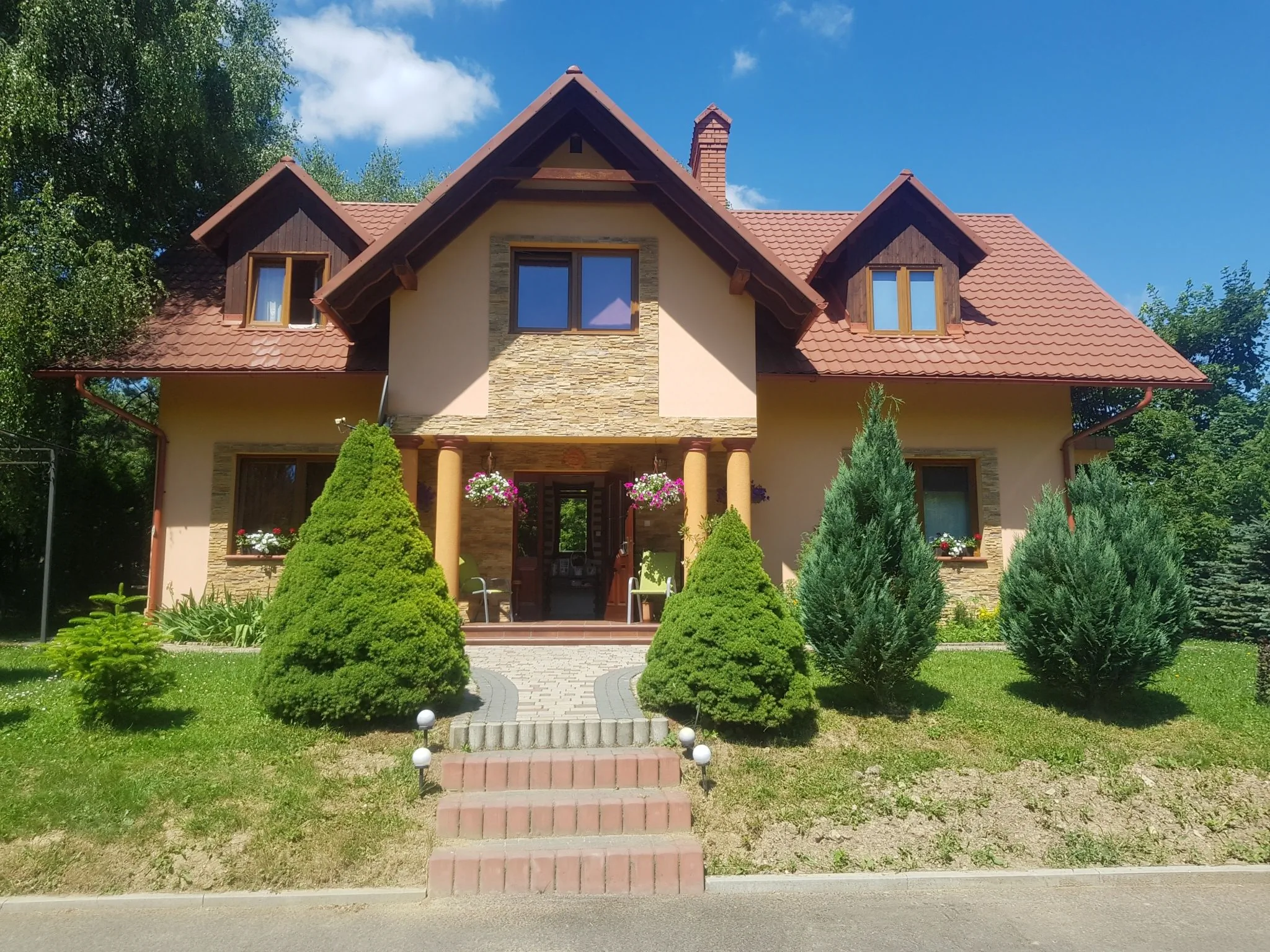 budynek gł&oacute;wny /pokoje/