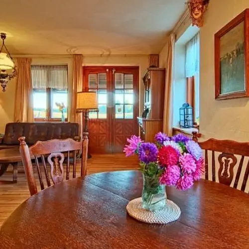 Widok na salon z kuchni