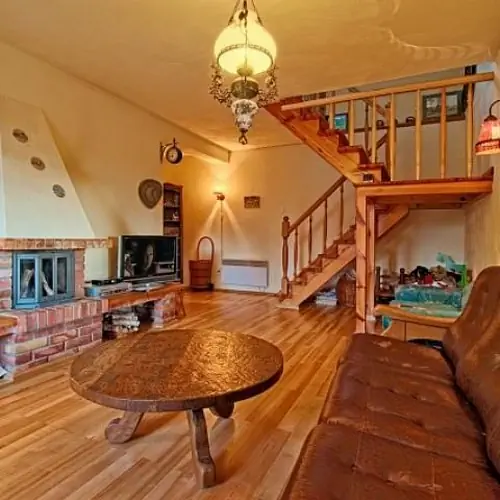 Salon, widoczne schody na piętro