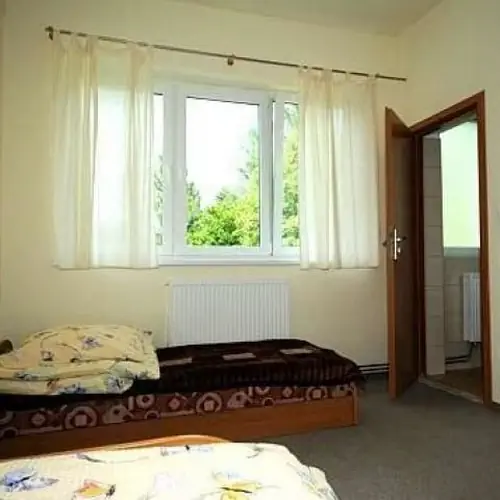 Ośrodek Kolonijno - Wypoczynkowy UROCZYSKO Uherce Mineralne Zwierzyń 19 k/Soliny