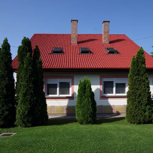 Az apartmanh&aacute;z utcai homlokzata.