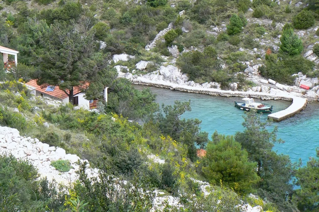 Robinzoni szálláshely Horvátországban: Parti ház a lombok árnyékában a természet szerelmeseinek