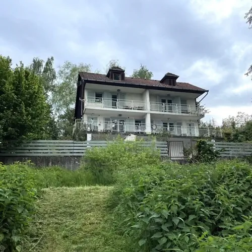 Az apartmanh&aacute;z a Duna partr&oacute;l