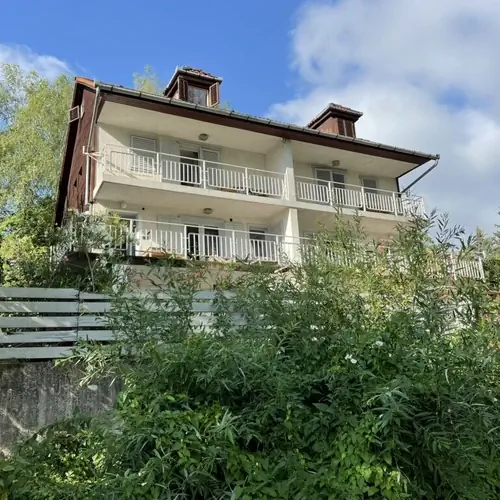 Az apartmanh&aacute;z a Duna felőli s&eacute;t&aacute;nyr&oacute;l