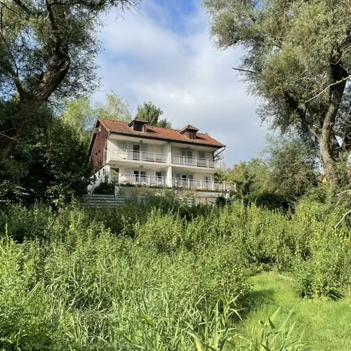 Az apartmanh&aacute;z a Duna partr&oacute;l