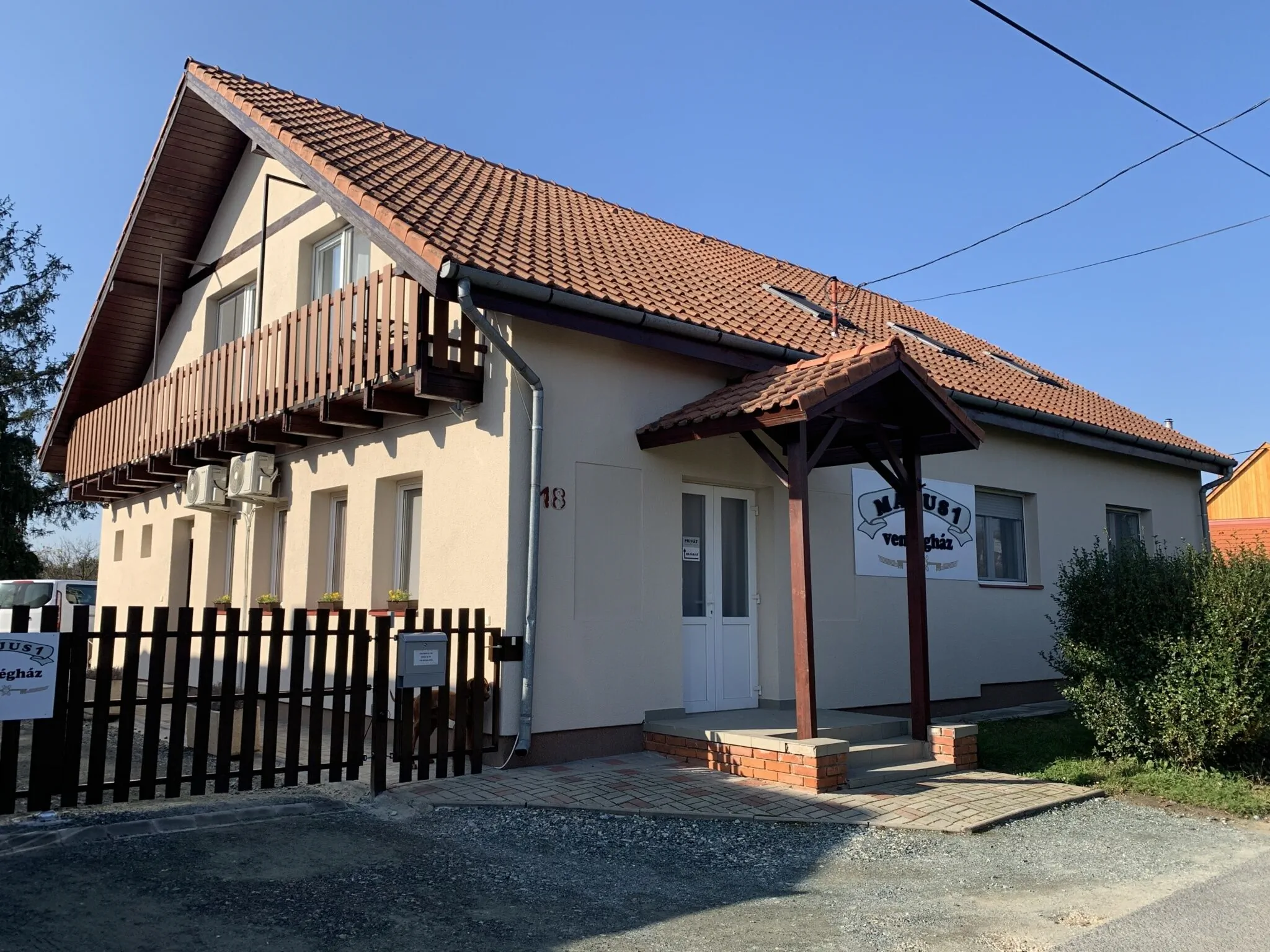 Május 1 Vendégház Sé