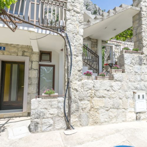 Apartment Petea Omis  3