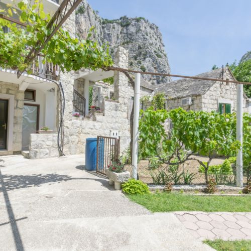 Apartment Petea Omis  2