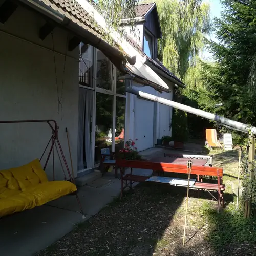 Hinta&aacute;gy, asztal, padokkal, napoz&oacute;&aacute;gyak