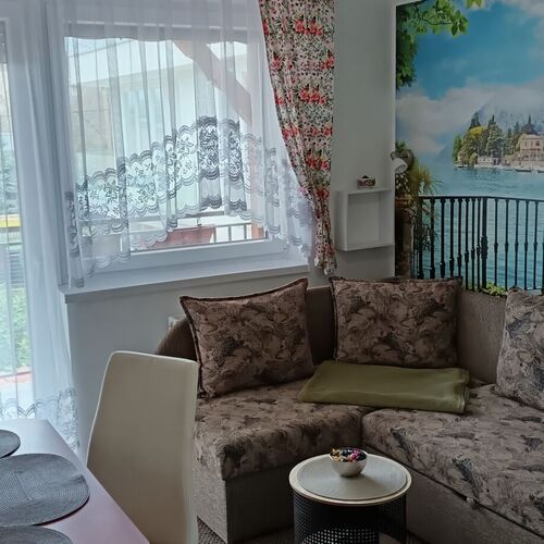 2.apartman, kinyitható 2 személyes ágy a konyha-nappali részben, a hálószobától előszoba választja el.