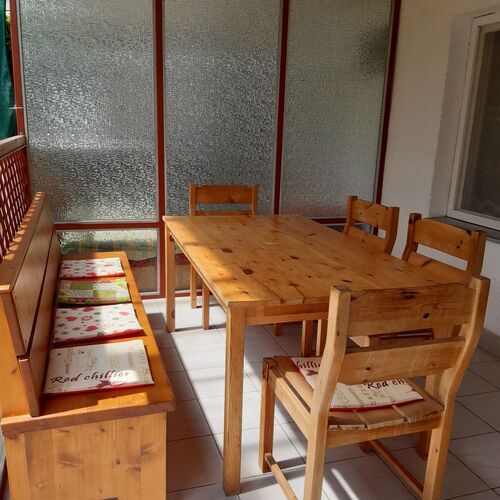 Hátul egy kényelmes nagy teraszon akár 8 fő is elfér egyszerre az asztal körül. A terasz közvetlenül a konyhából nyílik.