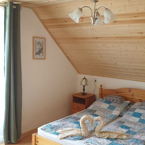 A nagyobbik emeleti hálószobában egy 160x200-as kényelmes matracon aludhattok. A szobához egy erkély is tartozik.