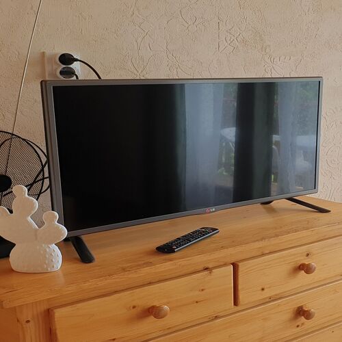 A legnagyobb hálószobában egy közepes méretű led tv-t helyeztünk el.