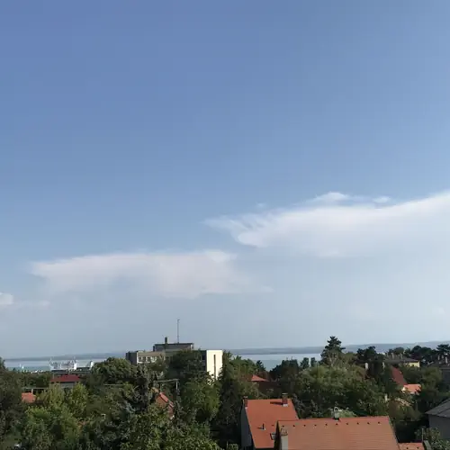 kil&aacute;t&aacute;s a tetőt&eacute;ri apartmanb&oacute;l