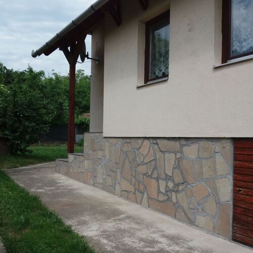 Bejárat a szomolyai út felől