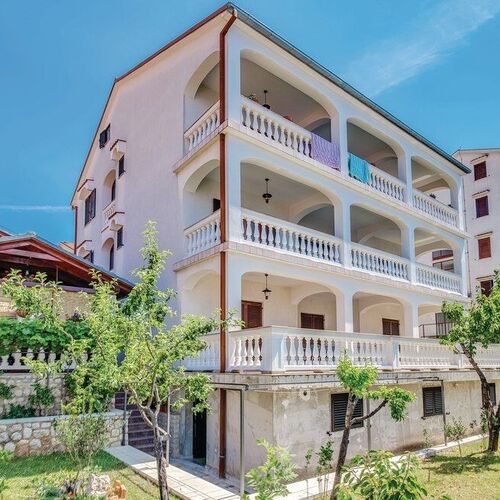 Apartments With Parking Space Novi Vinodolski - 15946