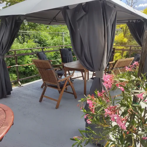 A hangulatos vend&eacute;gterasz, k&eacute;nyelmes b&uacute;torokkal, remek kil&aacute;t&aacute;ssal.