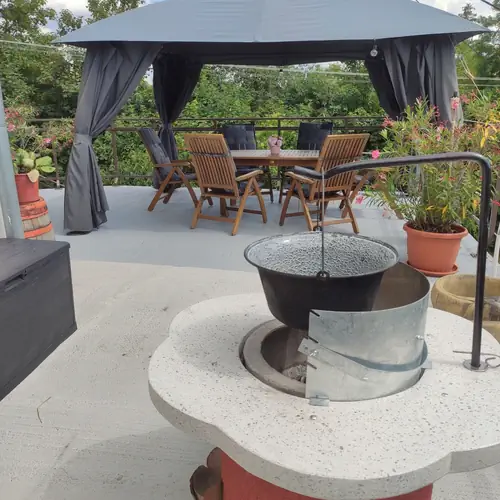 Bogr&aacute;csol&aacute;si, grillez&eacute;si &eacute;s szalonnas&uuml;t&eacute;si lehetős&eacute;g az &uacute;j teraszon.