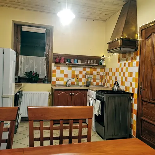 K&eacute;nyelmes konyha mosogat&oacute;g&eacute;ppel, g&aacute;ztűzhellyel. villanys&uuml;tővel, mos&oacute;g&eacute;ppel, nagy hűtővel &eacute;s kisg&eacute;pekkel.