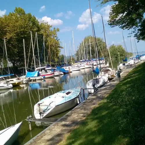 A k&ouml;zeli vitorl&aacute;s &eacute;s haj&oacute;kik&ouml;tő