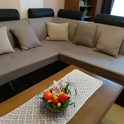 Az 1. h&aacute;l&oacute;szoba k&eacute;t fő r&eacute;sz&eacute;re k&eacute;t egyszem&eacute;lyes &aacute;ggyal &eacute;s nagy sarok&uuml;lővel