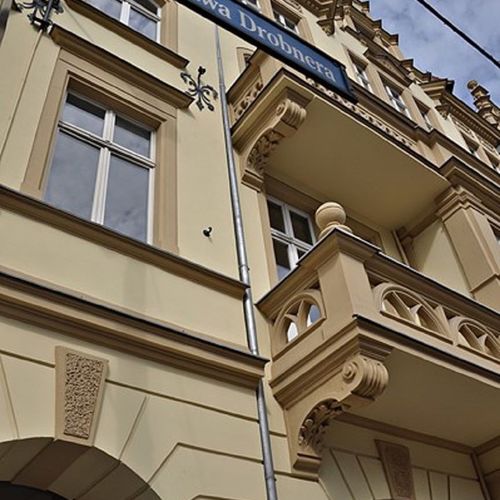 Kamienica w której znajdują się obiekt