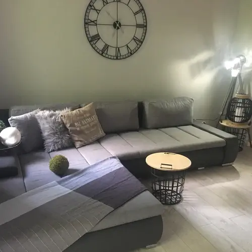 salon z dużym roskładanym tapczanem