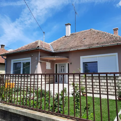 Alexander apartman Kőr&ouml;s utcai homlokzata