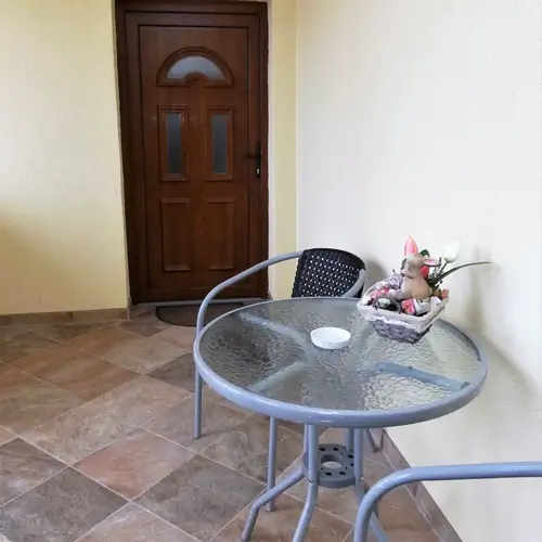 K&eacute;t lakr&eacute;szt &ouml;sszek&ouml;tő terasz.