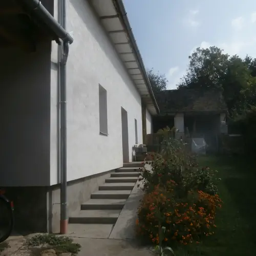 A vend&eacute;gh&aacute;z &eacute;p&uuml;lete