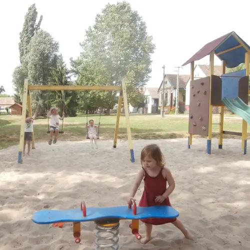 J&aacute;tsz&oacute;t&eacute;r a h&aacute;z előtt