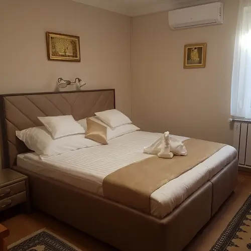 Deluxe h&aacute;l&oacute;szoba